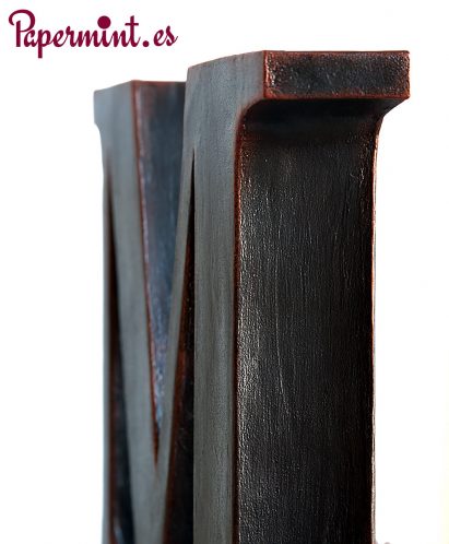 detalle de letra decorativa oxido