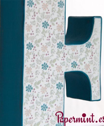 Papel de flores sobre letra