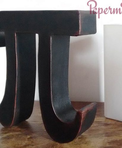 Letra Pi decorando mesita