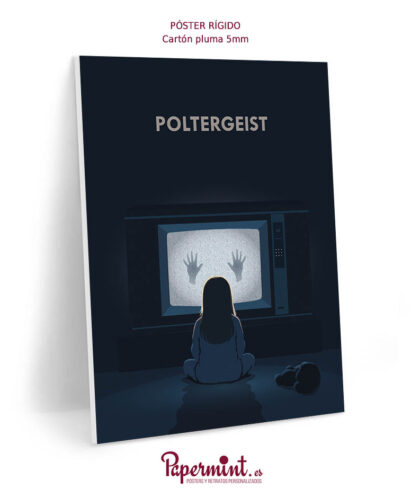 Vista del póster de la película "Poltergeist" en formato rígido.